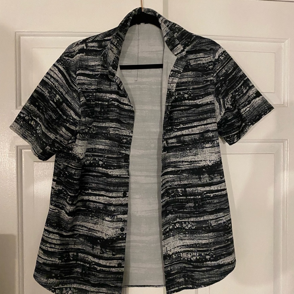 Mens lululemon short sleeve button down shirt in black and white pattern